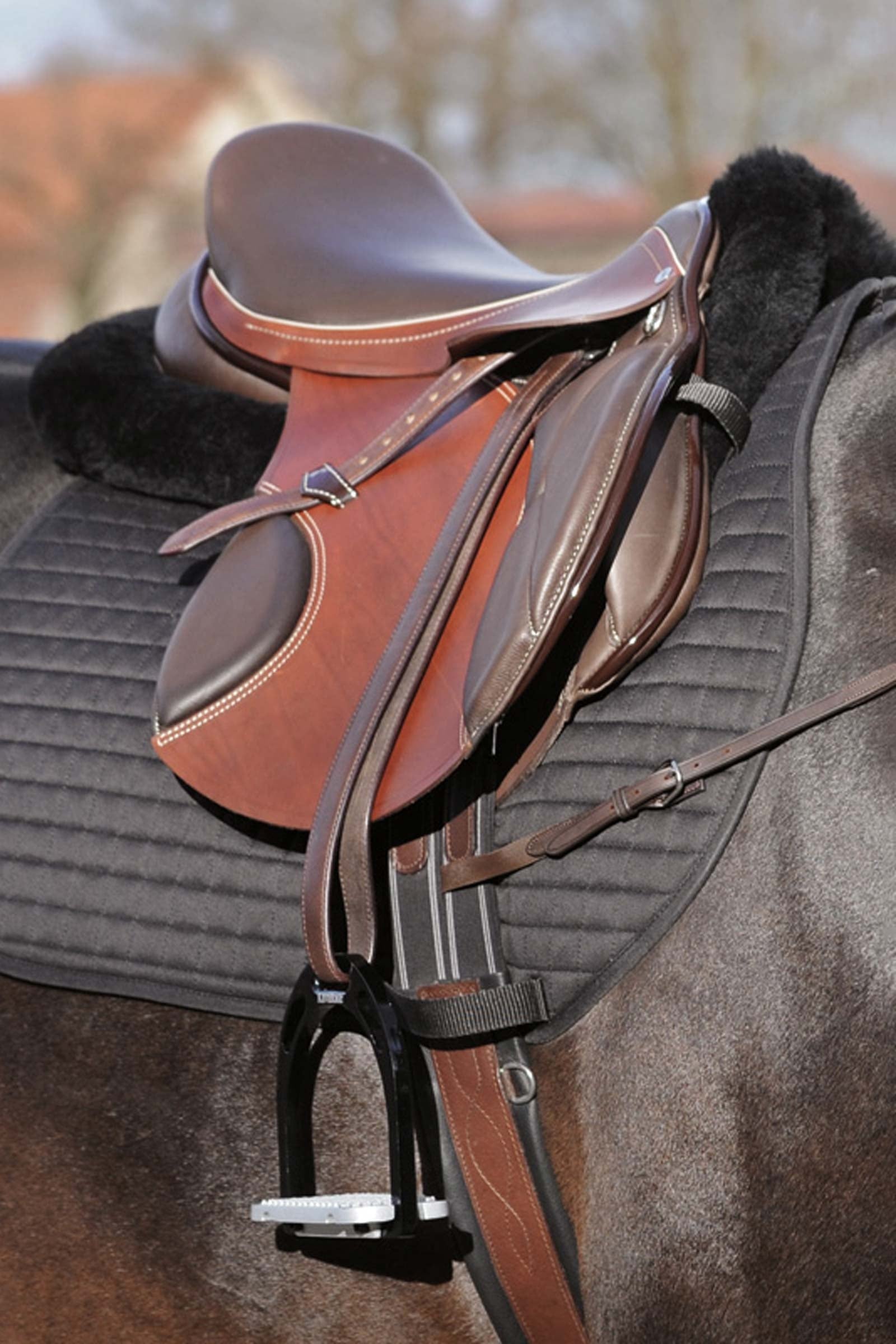 Kavalkade Lambswool pad w/ brim behind, lambswool Saddle Pads