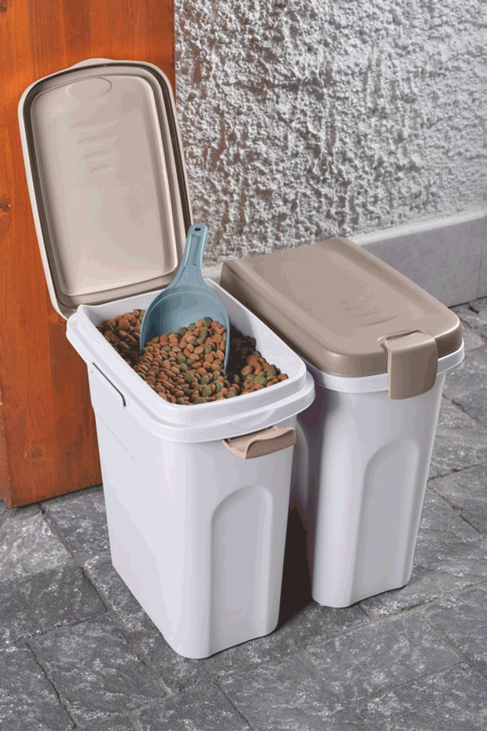Kerbl Feed Bucket with Lid (40L/ 15kg) Horse Feeders & Waterers